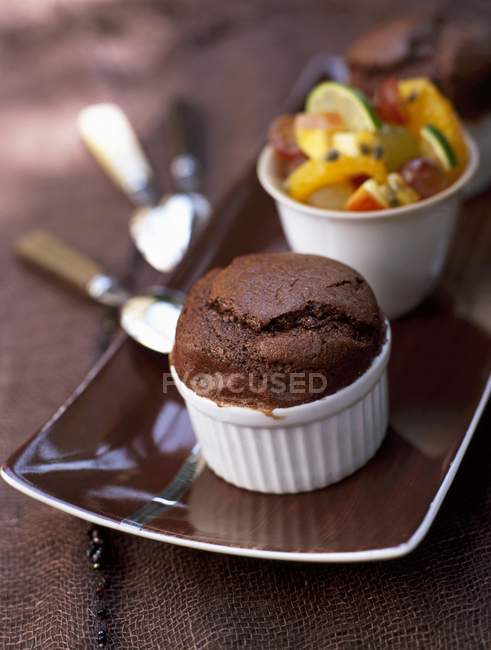 Шоколадный суфле и салат — стоковое фото
