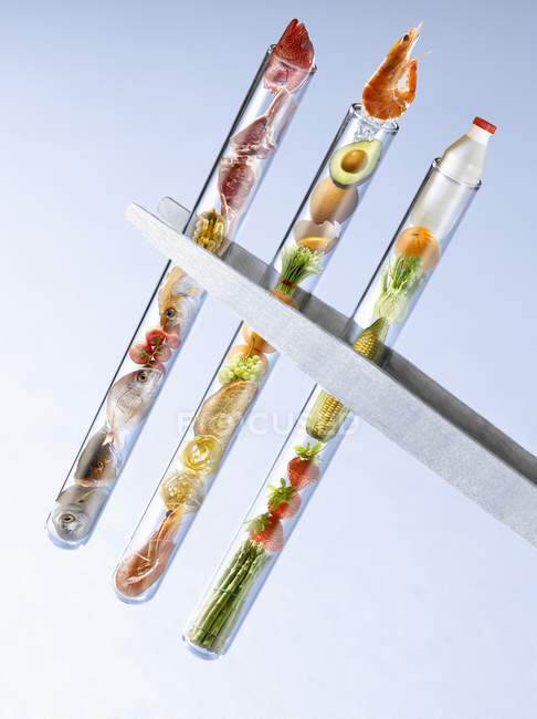 Visão de perto dos produtos alimentares em três tubos de ensaio — Fotografia de Stock
