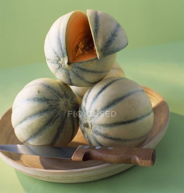 Vue rapprochée de melons entiers et coupés — Photo de stock