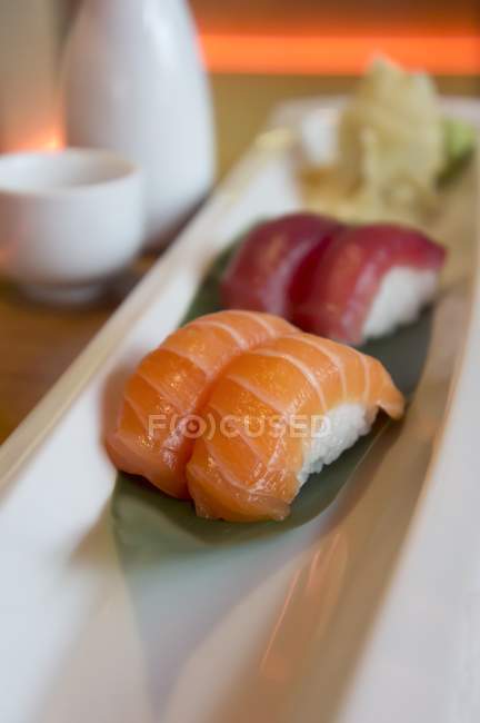 Sushi nigiri con salmón y atún - foto de stock