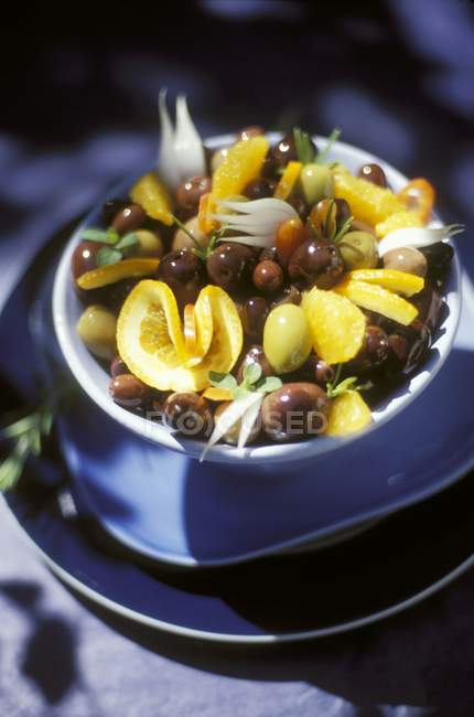 Оливковий салат з лимонами — стокове фото