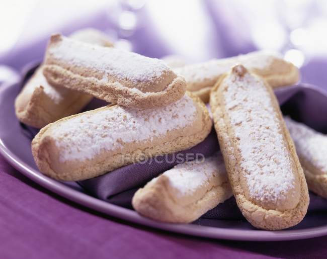 Biscuits aux doigts sur plaque — Photo de stock