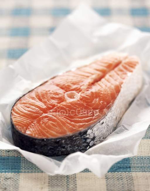 Сырой сырой стейк из лосося — стоковое фото
