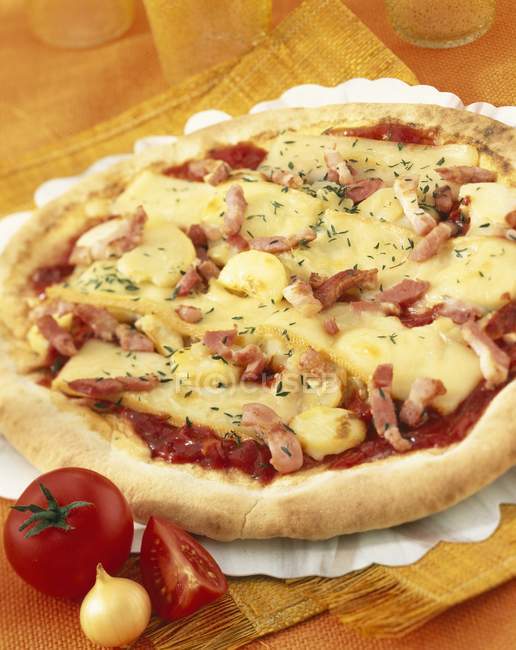 Raclette pizza with cheese — Stock Photo