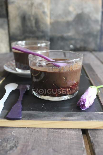Crème au chocolat sur compote de figue — Photo de stock