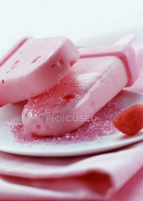 Strawberry candy ice lollies — Stock Photo