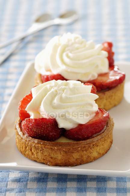 Strawberry tartlets with cream — Stock Photo