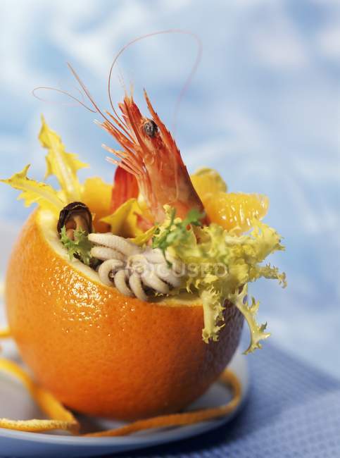 Ensalada de mariscos en naranja - foto de stock