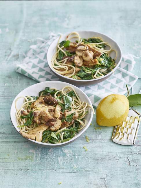Spaghetti pasta with mushrooms and spinach — Stock Photo