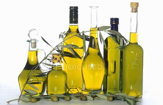 F aceite de oliva en las botellas - foto de stock