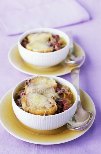 Gratinated onion soup in bowls — Stock Photo