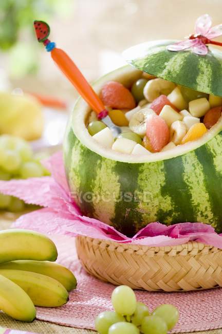 Melancia recheada com salada de frutas — Fotografia de Stock