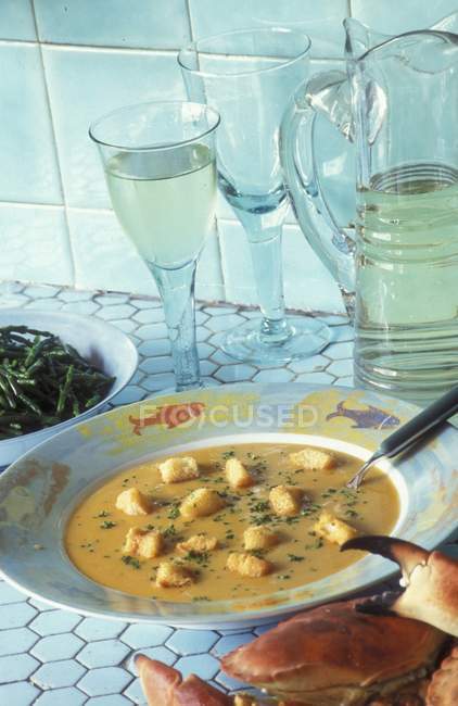 Крупним планом вид на вершковий рибний суп з грінками — стокове фото