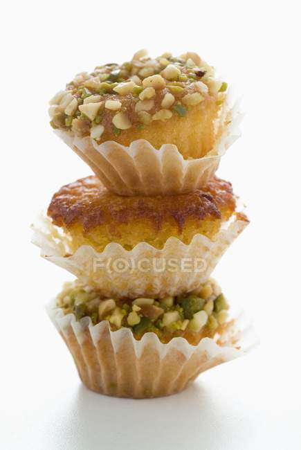 Muffins apilados de pistacho y avellana - foto de stock
