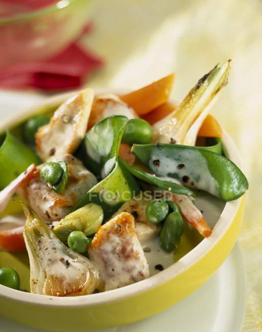 Pan-fried chicken with baby vegetables — Stock Photo