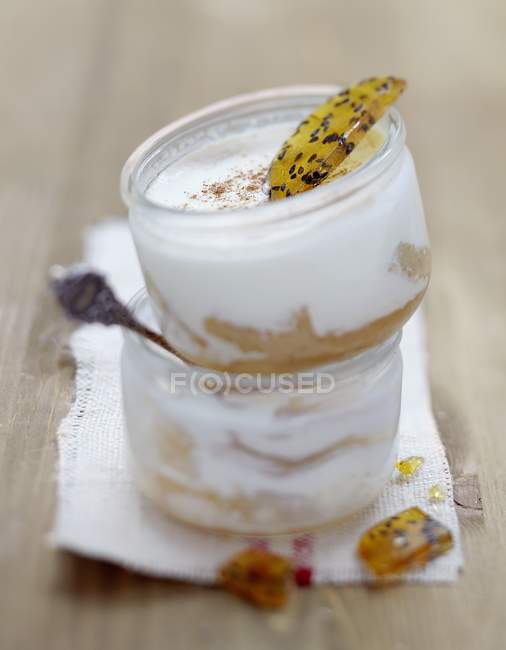 Pear-cinnamon yogurt in glass jars — Stock Photo