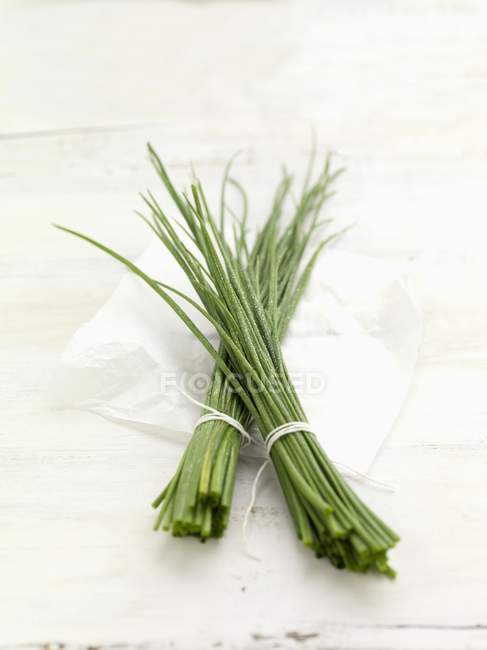 Mazzi di erba cipollina fresca — Foto stock