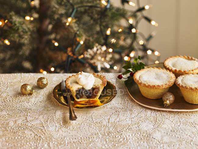 Plate of filled mince pies — Stock Photo