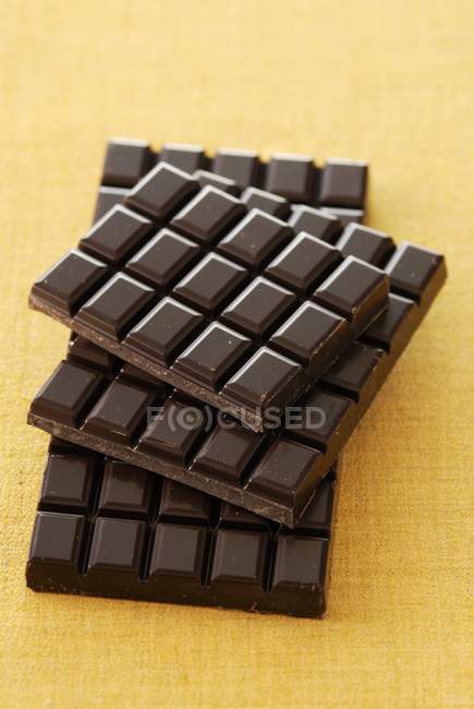 Бари темного шоколаду на столі — стокове фото