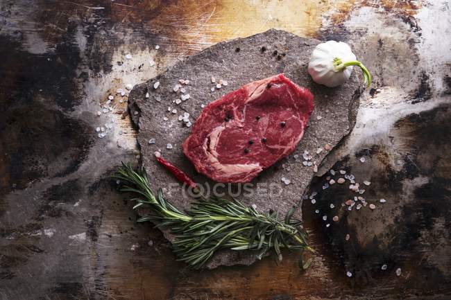 Steak de bœuf avec sel et herbes — Photo de stock