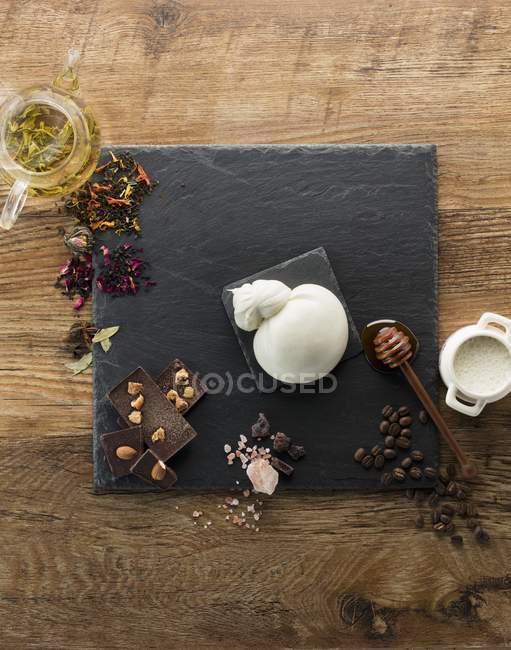 Käse, Schokolade, Tee — Stockfoto
