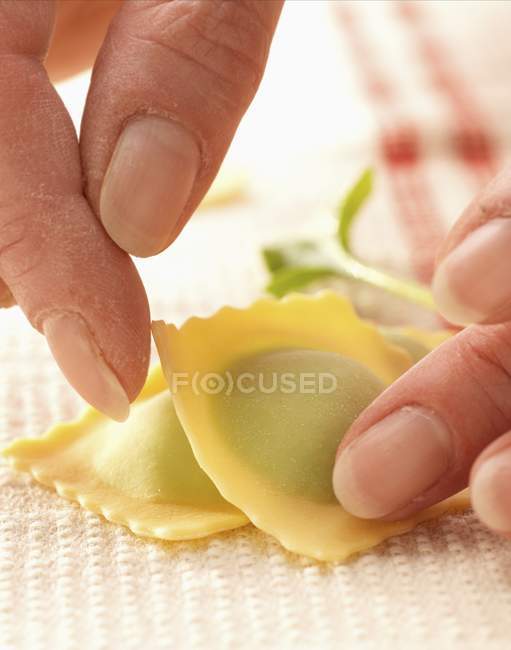 Mulher preparando macarrão ravioli — Fotografia de Stock