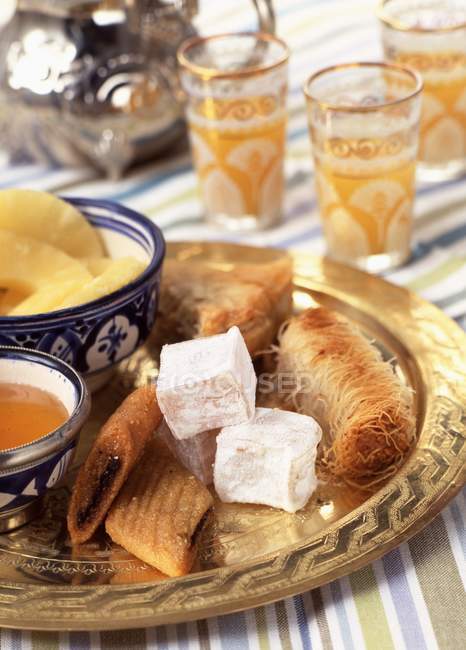 Closeup view of Oriental pastries and drinks — Stock Photo