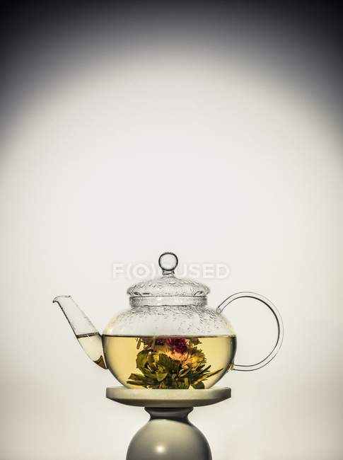 Thé biologique en fleurs dans la théière — Photo de stock