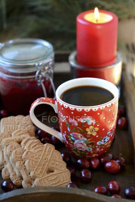 Vista ravvicinata del caffè con biscotti e candela accesa — Foto stock