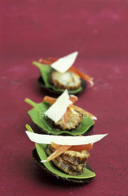 Vista close-up de vieiras aperitivos com folhas em conchas — Fotografia de Stock