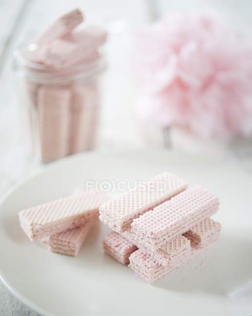 Рожевий вафельний печиво — стокове фото