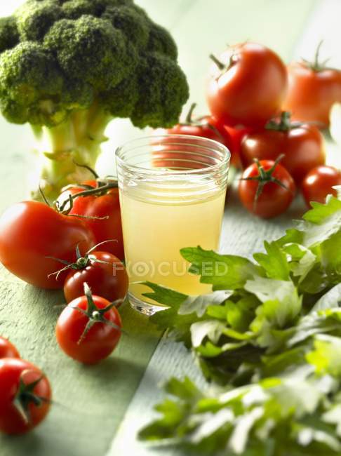 Vaso de jugo de verduras - foto de stock