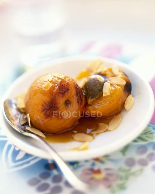 Жареные абрикосы с миндалем — стоковое фото