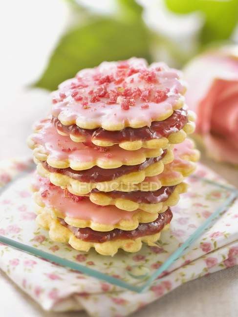 Rose cookies with raspberry jam — Stock Photo