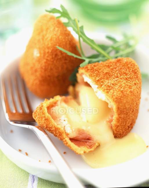 Croquetas de camembert en plato - foto de stock