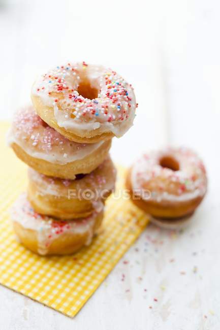 Donuts com açúcar de confeiteiro — Fotografia de Stock