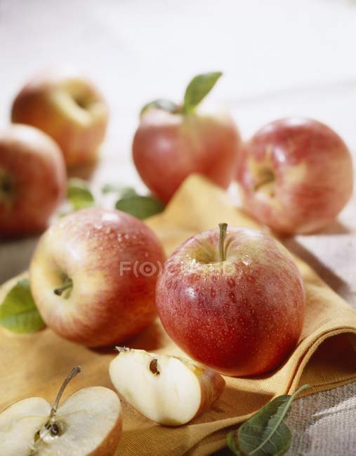Сирі червоні яблука — стокове фото