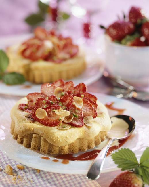 Gâteau aux amandes à la fraise — Photo de stock