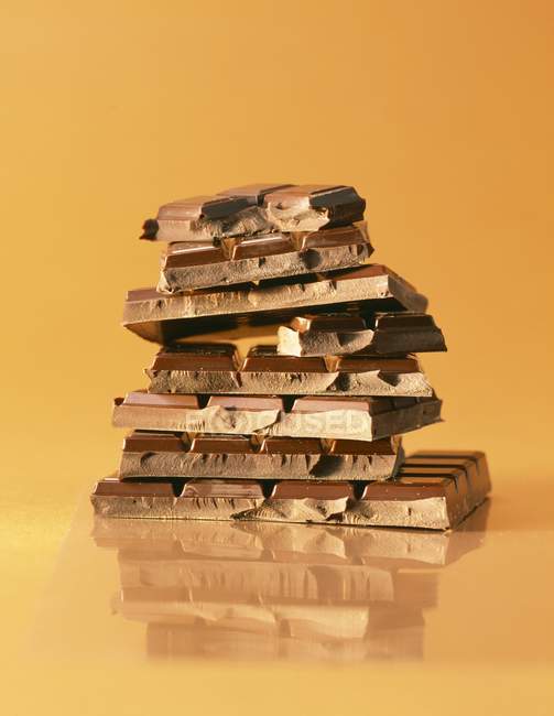 Piramide di cioccolato fondente — Foto stock