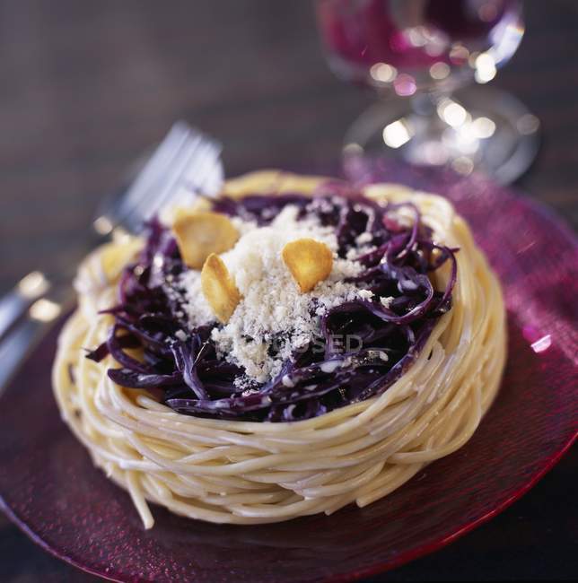 Spaghetti pasta nest with red cabbage — Stock Photo