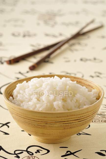 Чаша вареного белого риса — стоковое фото