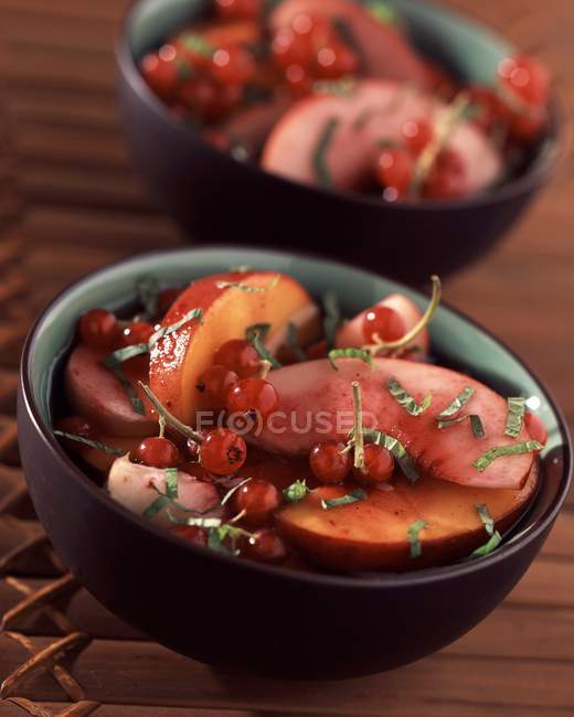 Pfirsichsalat mit roten Johannisbeeren — Stockfoto