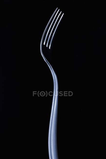 Vista da vicino di una forchetta su sfondo nero — Foto stock