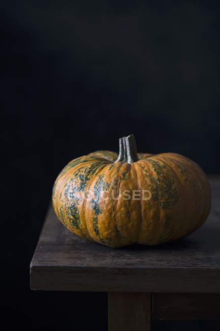 Pumpkin on wooden surface — Stock Photo
