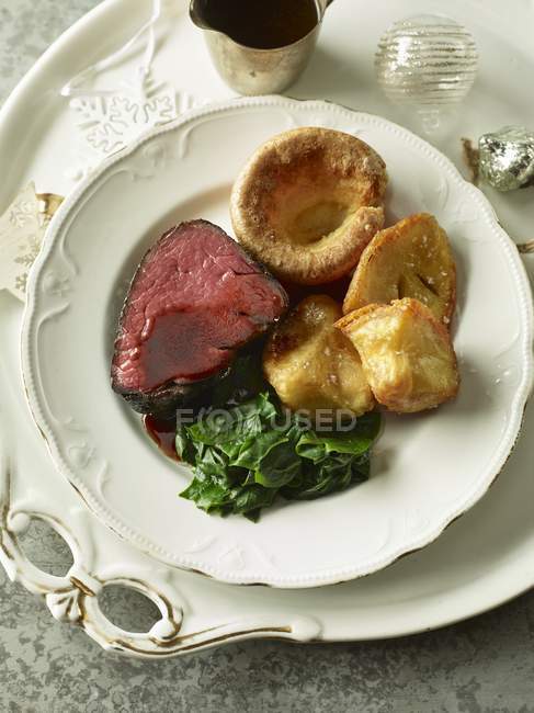 Sunday lunch with beef and yorkshire pudding — Stock Photo