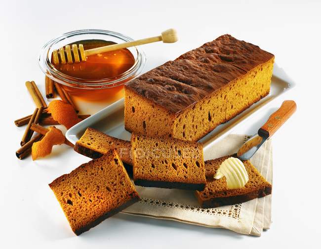 Honigkuchen in Scheiben geschnitten — Stockfoto