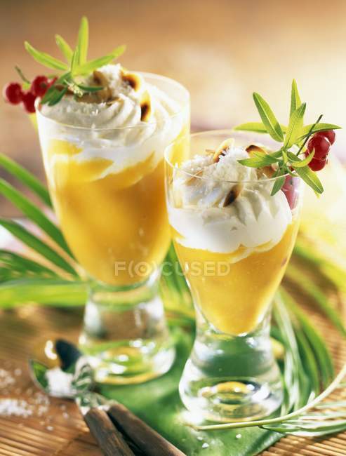 Dessert mit Mango und Cappuccino — Stockfoto