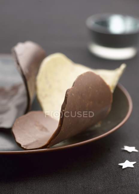 Tuiles de chocolate en el plato - foto de stock