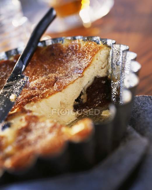 Крупним планом вид на чорний і сушений абрикос пиріг — стокове фото
