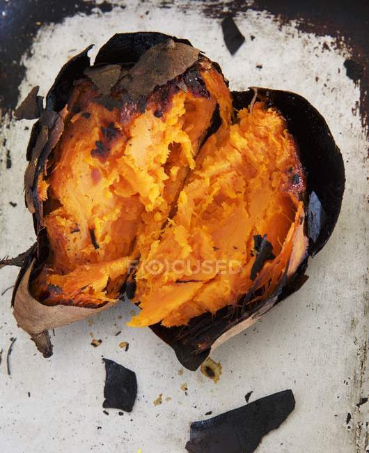 Sweet Potato In Skin sobre superficie gris envejecida - foto de stock